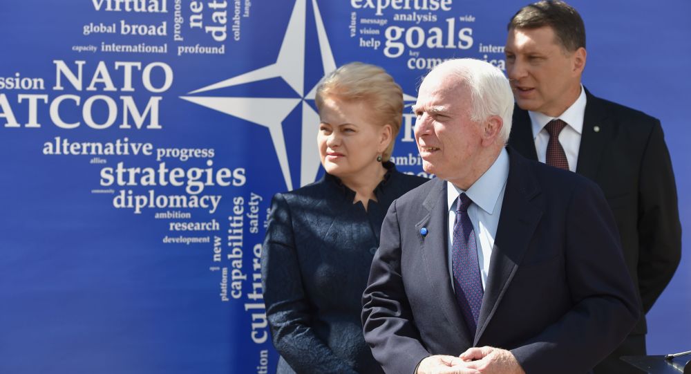 Latvias president Raimonds Vējonis, John McCain, Litauens president Dalia Grybauskaitė 